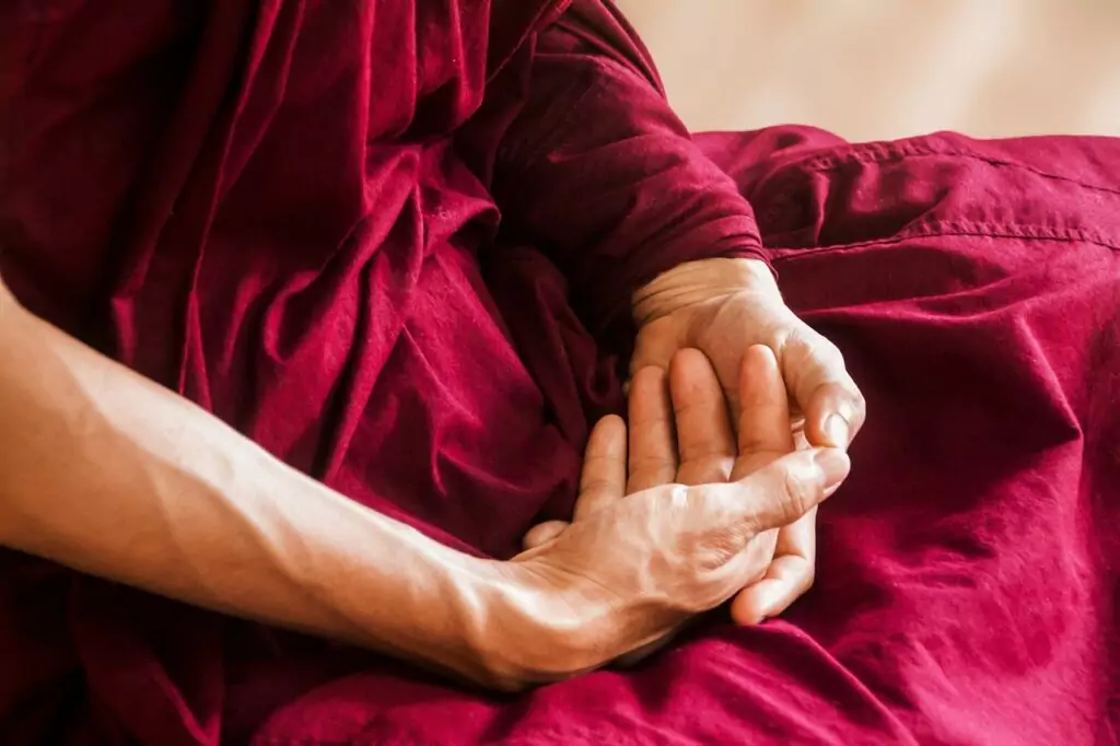 Meditation zum Einschlafen in die Schlafroutine einbauen.